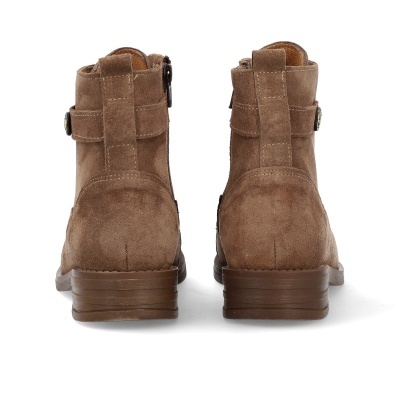 Botins castanhos em camurça vistos de trás
