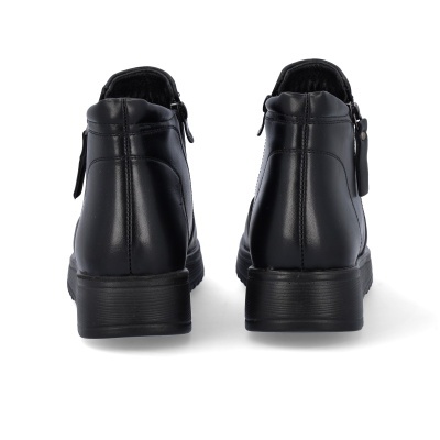 Botas pretas de couro sintético vistas de trás sobre fundo branco