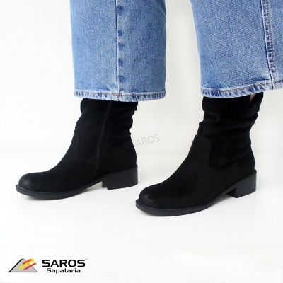 Botas pretas de camurça com salto baixo usadas com jeans azuis