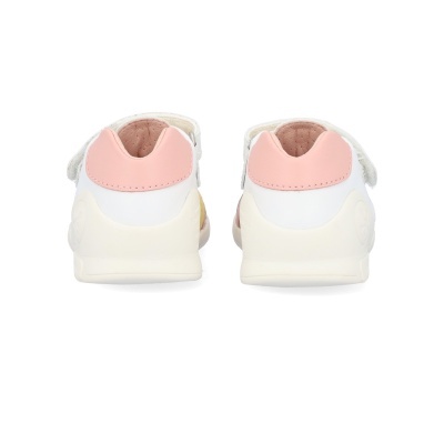 Par de sapatilhas infantis brancas com detalhes cor-de-rosa