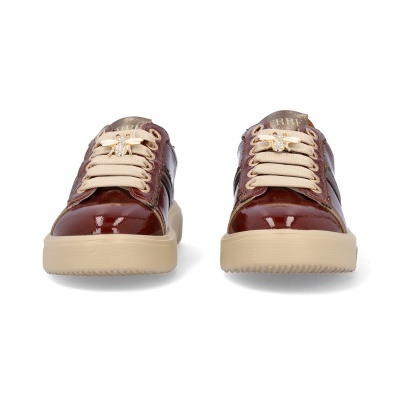 Sapatilhas castanhas em verniz com atacadores bege e detalhe dourado de abelha