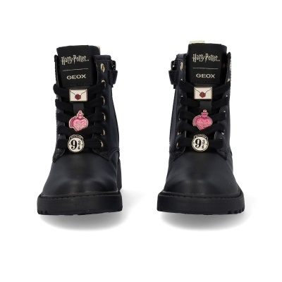 Botas pretas de cano médio com detalhes rosa e prateados e etiquetas 