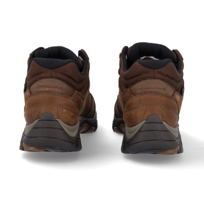 Sapatos de caminhada castanhos vistos de trás com sola preta.