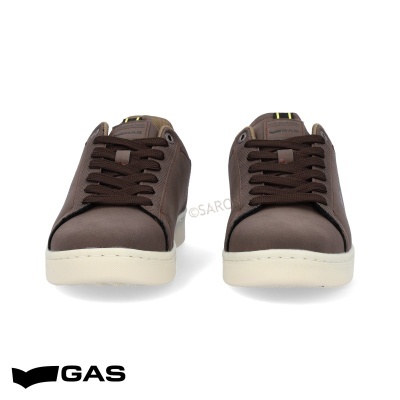 Par de sapatilhas castanhas GAS com sola branca e atacadores castanhos