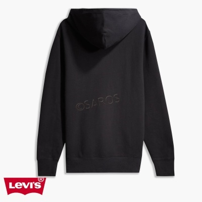 Camisola preta com capuz vista pelas costas