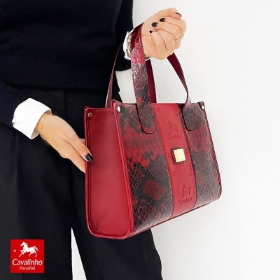 Mala de mão vermelha e padrão pele de cobra com logótipo Cavalinho