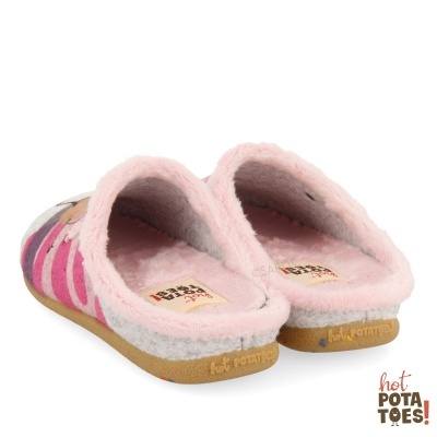 Chinelos rosa felpudos com padrão às riscas e sola castanha