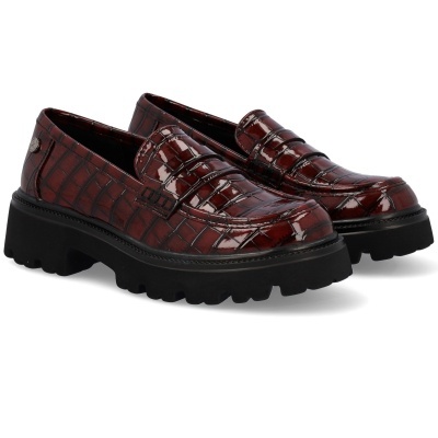 Sapatos mocassim castanho-avermelhado com padrão pele de crocodilo e sola preta grossa