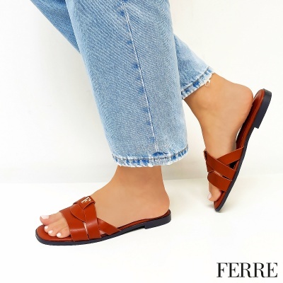 Sandálias rasas de pele castanha com fivelas douradas e sola preta