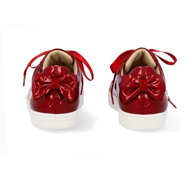 Sapatilhas vermelhas com laços e sola branca vistas de trás