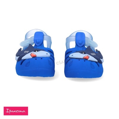 Sandálias azuis de criança com tubarões cinza e correia transparente