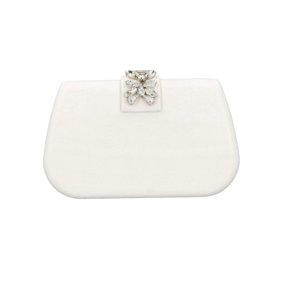 Clutch branco com fecho floral decorativo