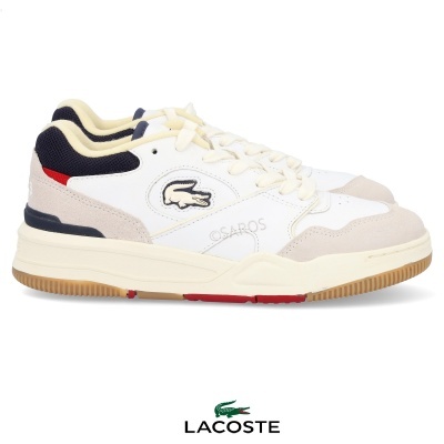 Ténis Lacoste brancos com detalhes bege, pretos e vermelhos com logo de crocodilo