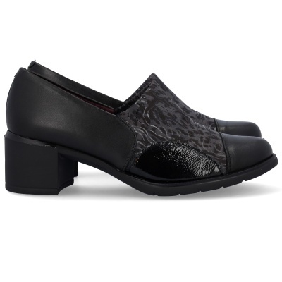 sapatos pretos de salto médio com textura e padrão animal