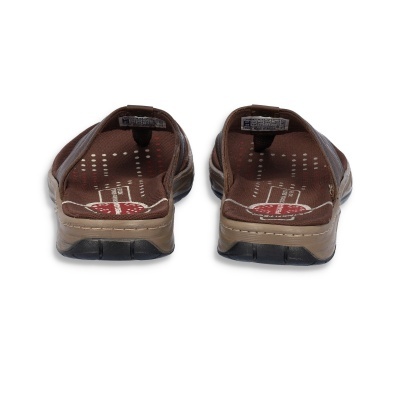 Chinelos castanhos Skechers com sola preta vistos de trás