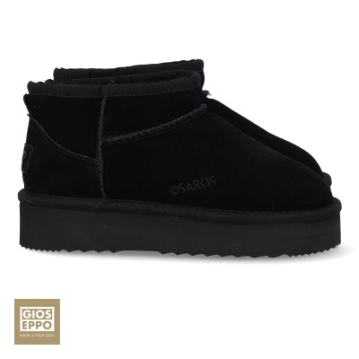 Botas pretas com sola grossa e logótipo SAROS