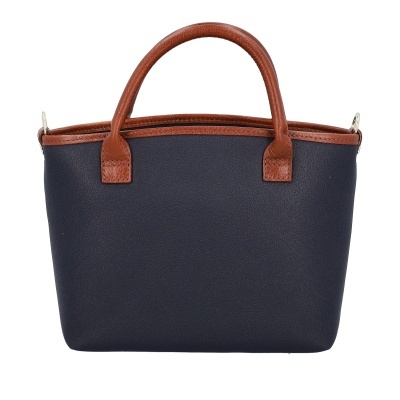 Bolsa de mão azul escuro com alças marrons sobre fundo branco