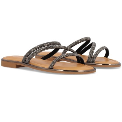 Sandálias rasas pretas com tiras decoradas com pedras brilhantes e sola castanha