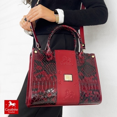 Mala feminina Cavalinho Penafiel em pele vermelha e preta com padrão de réptil e alças