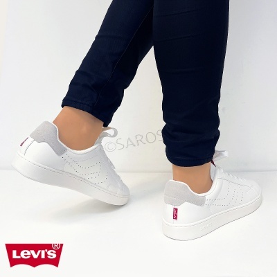 Tênis brancos unissexo com detalhes cinzentos e etiqueta vermelha Levi's no calcanhar