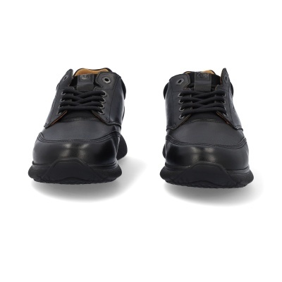 Ténis pretos com atacadores e detalhes castanhos