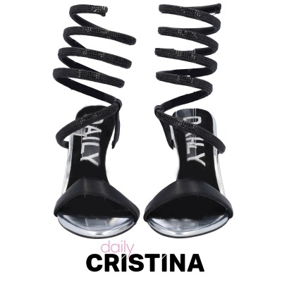 Sandálias pretas com tiras espirais e sola prateada