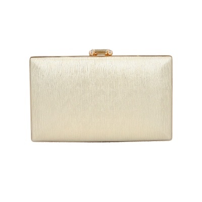 Clutch dourada retangular com textura e fecho metálico