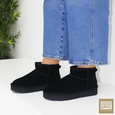 Botas pretas Gios Eppo com sola grossa e jeans azuis