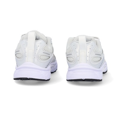 Par de sapatilhas desportivas brancas vistas por trás com detalhes em malha cinza claro