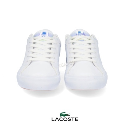 Par de sapatilhas brancas Lacoste com atacadores