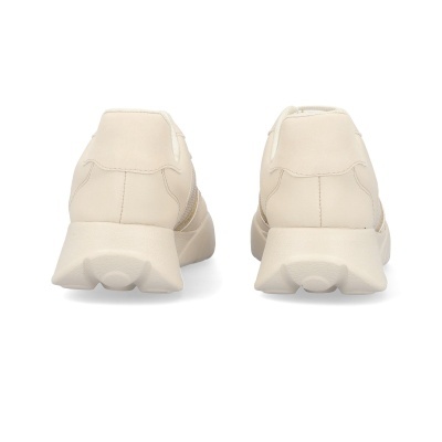 Sapatos desportivos creme vistos de trás sobre fundo branco