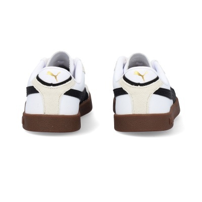 Ténis brancos PUMA vistos de trás com sola castanha