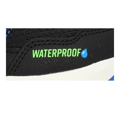 Detalhe de calçado desportivo preto e azul com indicação WATERPROOF