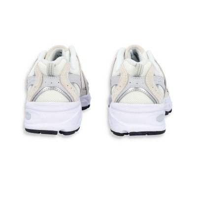 ténis desportivos cinza e branco vistos por trás