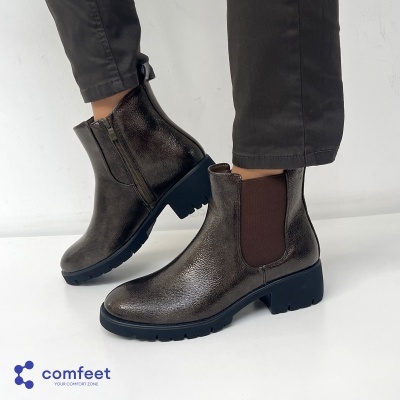 Botas de couro castanhas com elástico lateral e solado preto