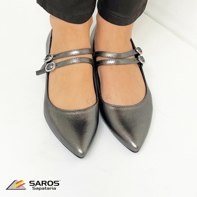 Sapatos femininos metálicos prateados escuros de bico fino com duas tiras e fivelas