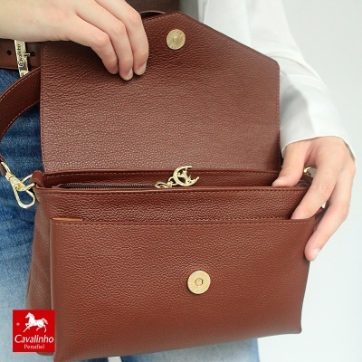 Carteira castanha em pele com fecho magnético dourado e zíper com pendente de lua