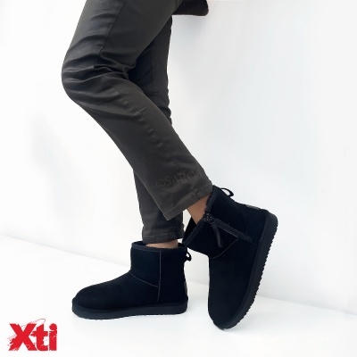 Bota anabela preta de veludo com sola preta e fecho zip lateral