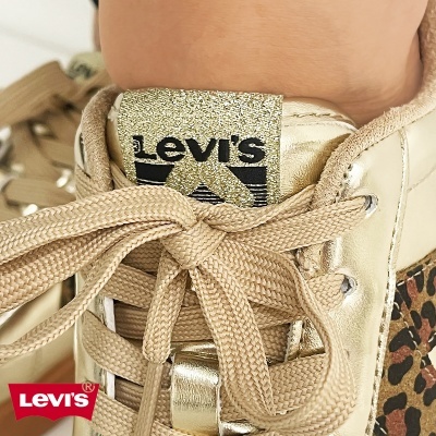 Tênis dourado Levis com cadarço bege e padrão animal print na lateral