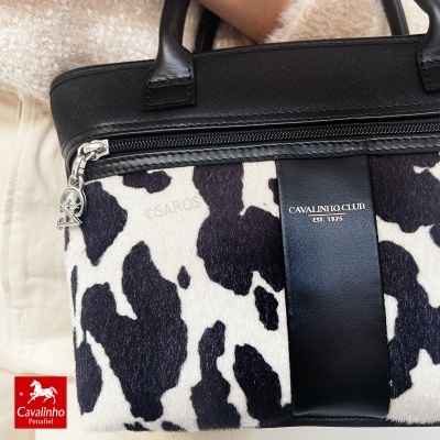 Mala de mão padrão preto e branco com fecho prateado e etiqueta Cavalinho Club