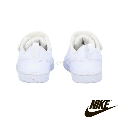 Ténis Nike brancos vistos de trás com sola e acabamento em branco