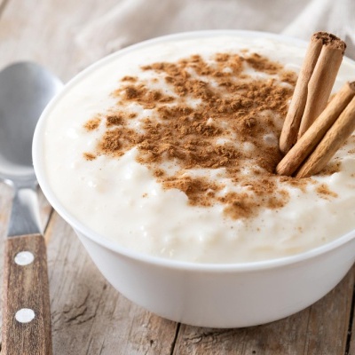 Tigela de arroz doce com canela e paus de canela