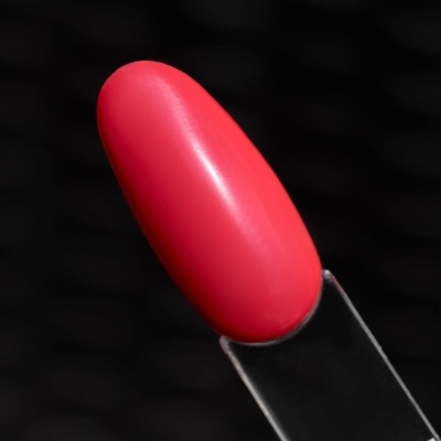 Batom vermelho em amostra contra fundo negro