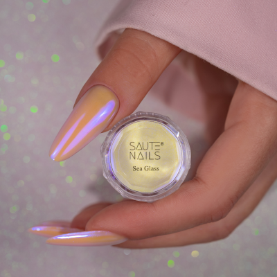 Nail Styling Powder Sea Glass 3g - um brilho dourado suave com acabamento translúcido