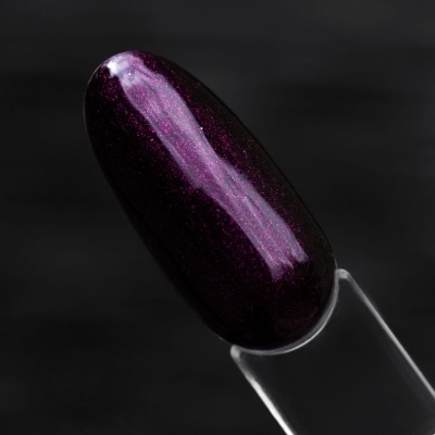 Unha postiça com verniz brilhante cor roxo escuro