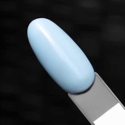 Amostra de verniz azul claro em régua plástica cinzenta