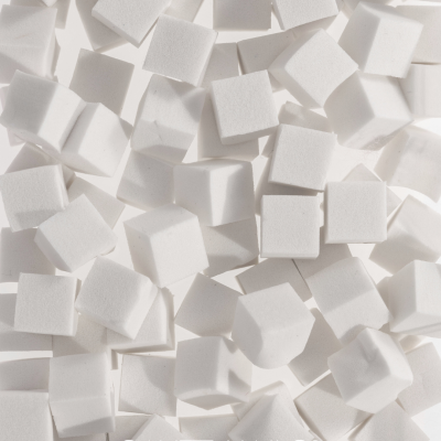 Cubos brancos de espuma com textura fina em fundo branco com texto SAUTE NAILS®