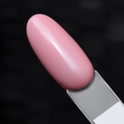 Amostra de verniz de unhas rosa pastel numa paleta transparente.