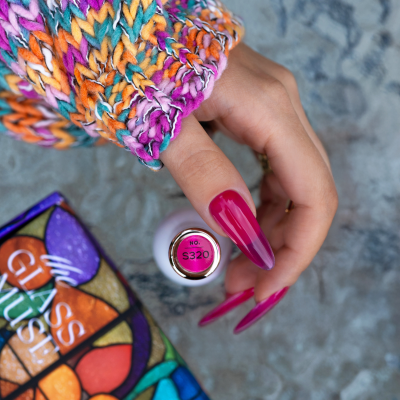 Mão feminina com unhas vermelhas segurando frasco de verniz S320