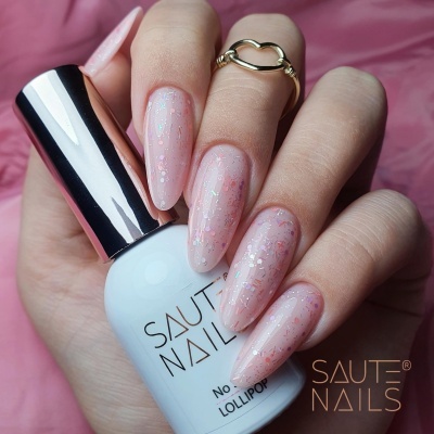 Mão feminina com unhas rosadas e glitter segurando verniz SAUTE NAILS No. LOLLIC POP